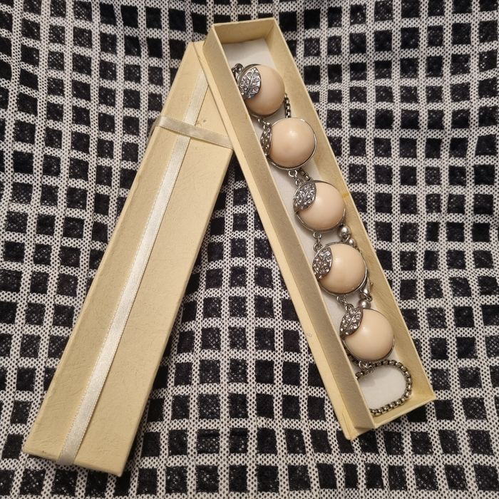 Naszyjnik duże kulki kremowe srebrny łańcuszek zapinany