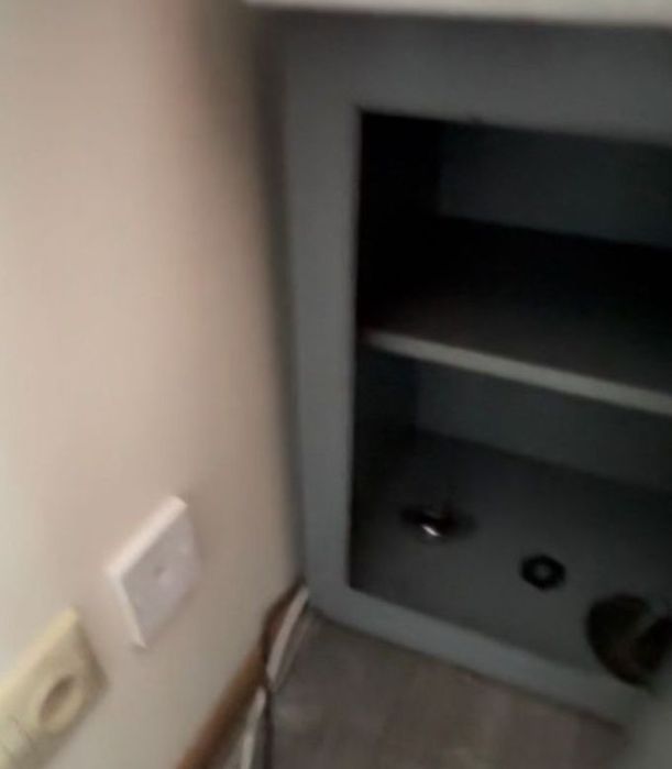 В гарному стані металевий сейф для офісу/дому сірий