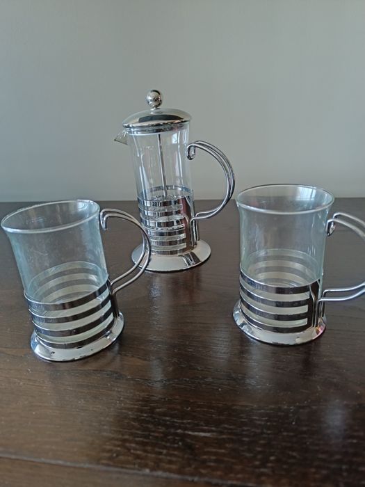 Conjunto de cafeteira de prensa e duas canecas para café moído
