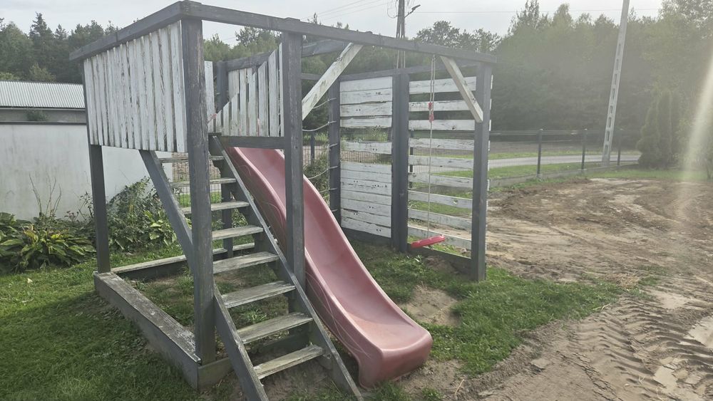 Plac zabaw dla dzieci z zjeżdzalnią