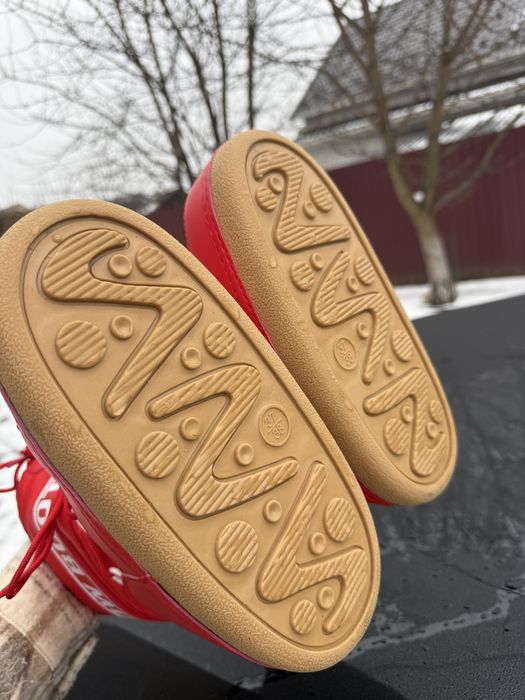 Мунбуты женские красные