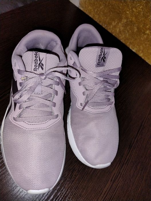 Продаются женские кроссовки REEBOK