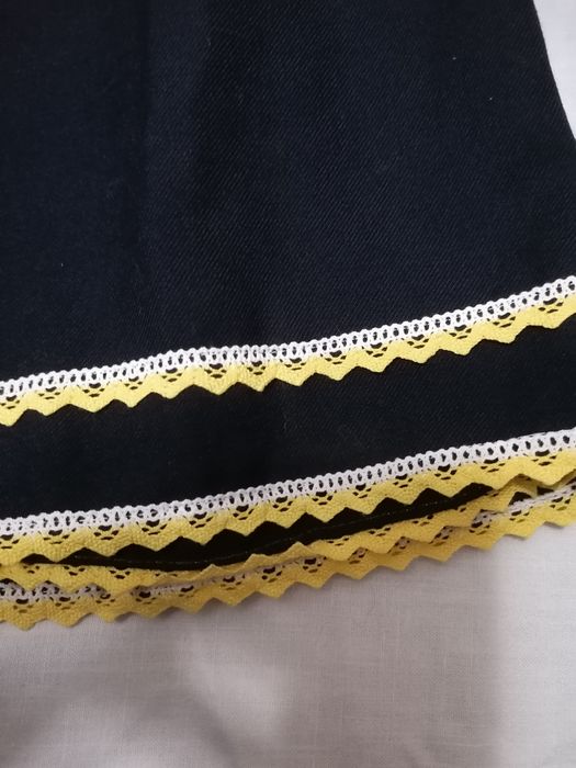 Aventais pretos antigos e saia preta folclórica