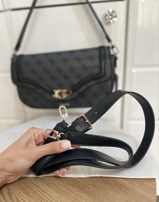 Сумка-багет Guess
