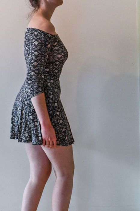 Szara obcisła sukienka mini w kwiatki