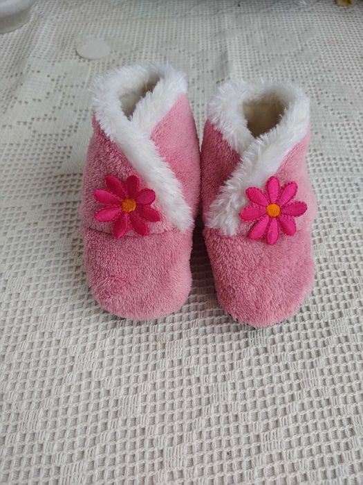 Sapatos / botinhas de menina cor de rosa com flores