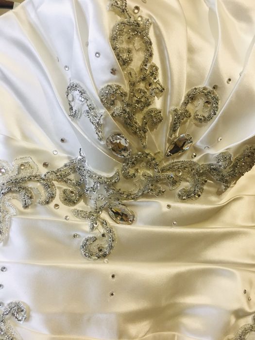 Весільна сукня абсолютно нова з камінням Сваровскі