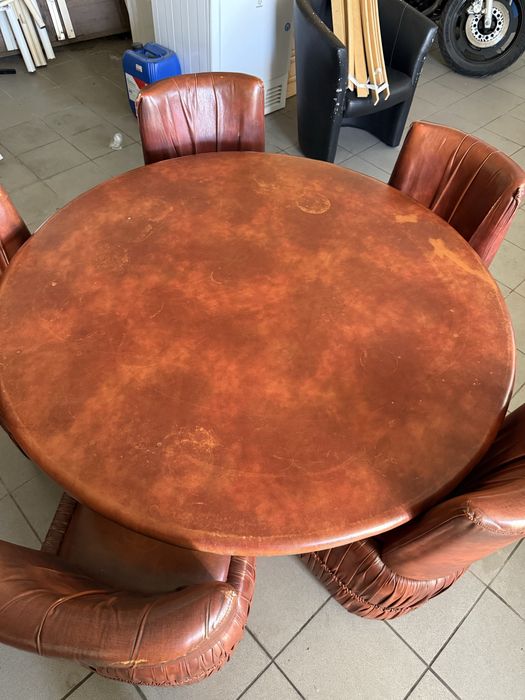 Mesa redonda com cadeiras