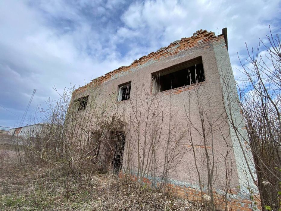 Земельна ділянка з будинком під комерційну діяльність