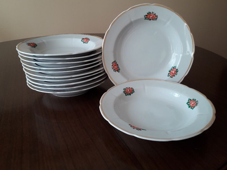 Набор суповых и десертных тарелок