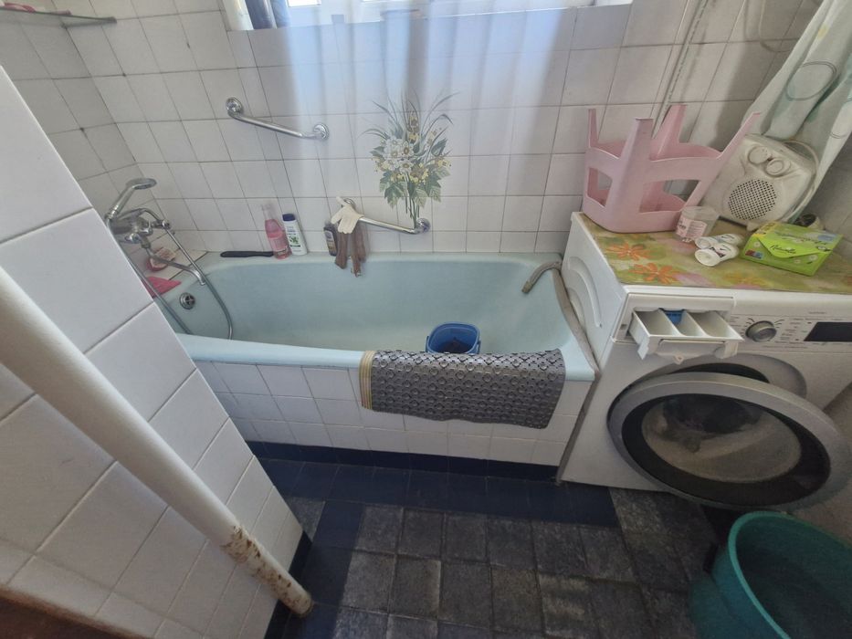 Крепкий жилой дом.