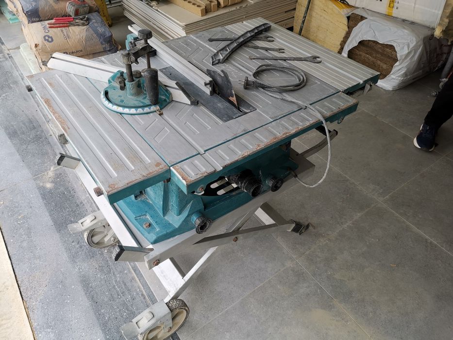 Serra de mesa Makita MLT 100