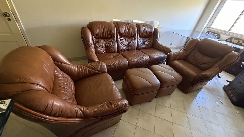 * 1 sofá de 3 lugares * 2 poltronas * 2 pufes