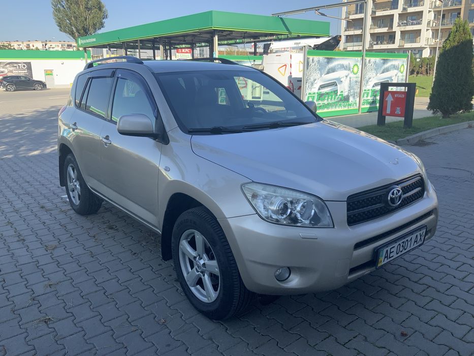 Автомобіль Тайота RAV4 2006 року випуску