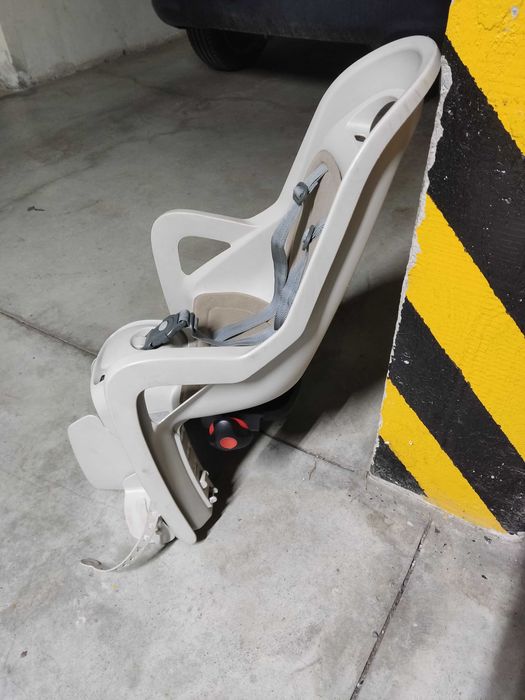 Dziecięcy fotelik rowerowy GROOVY wraz z bagażnikiem rowerowym.