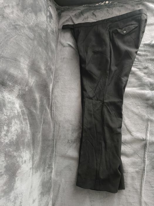 Czarne spodnie eleganckie, szerokie