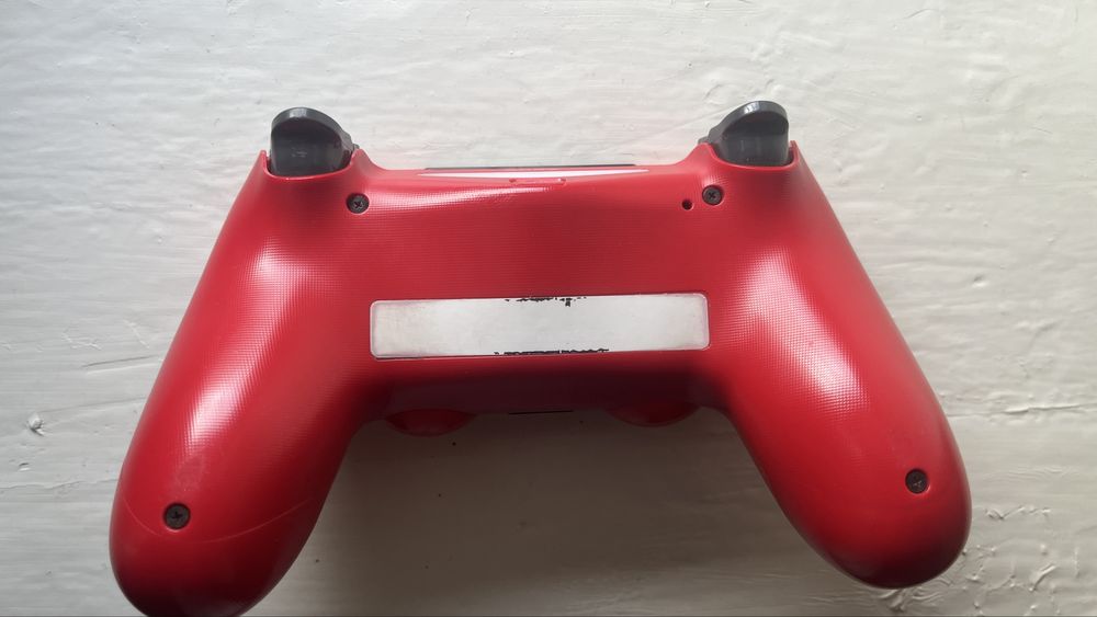 Sony DualShock 4 у червоному кольорі