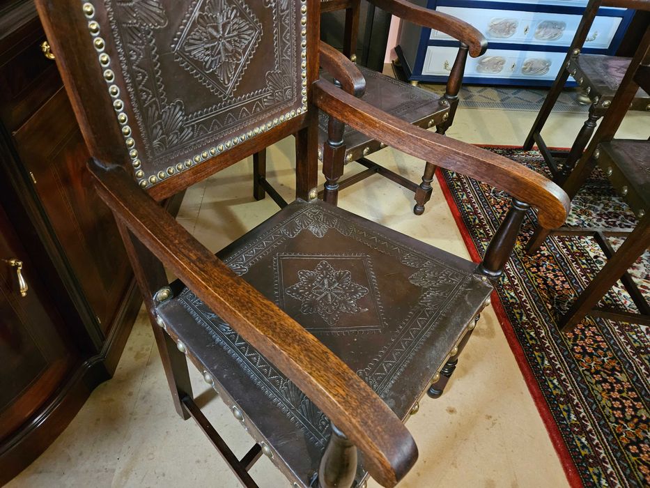 Cadeirões antigos em madeira e couro - Valor unitário -