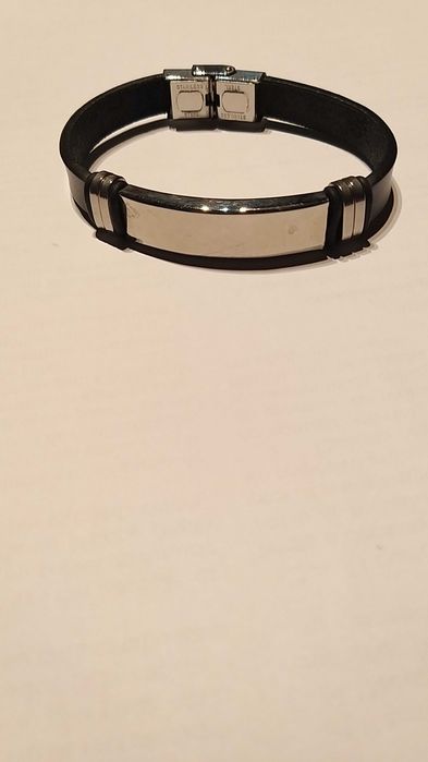 pulseira em stainless steel e couro com placa