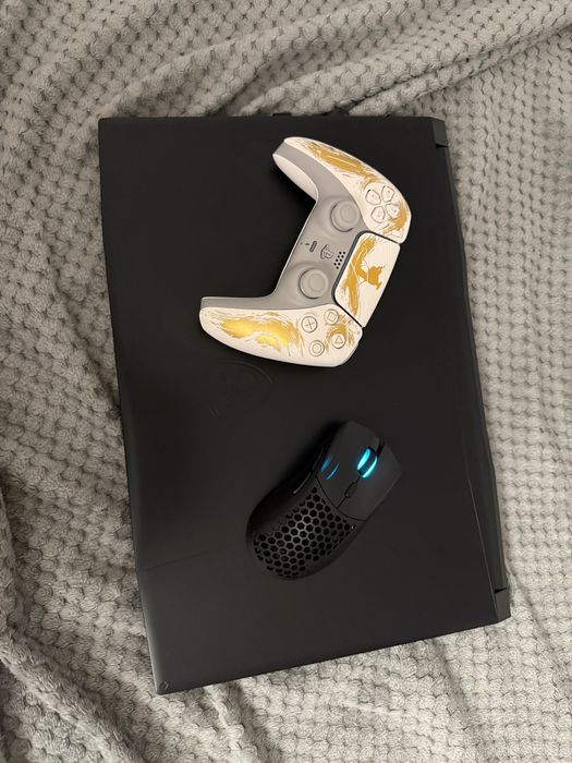 Laptop MSI Katana 17 + dodatki