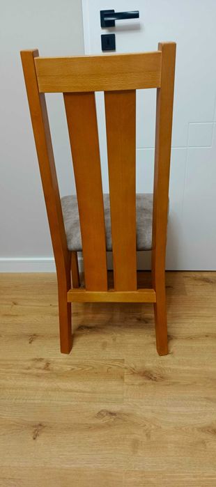 Duży stół rozkładany z krzesłami