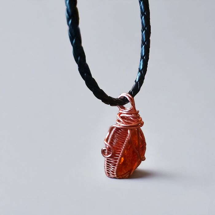 Duży wisior z surowego bursztynu i miedzi na rzemieniu