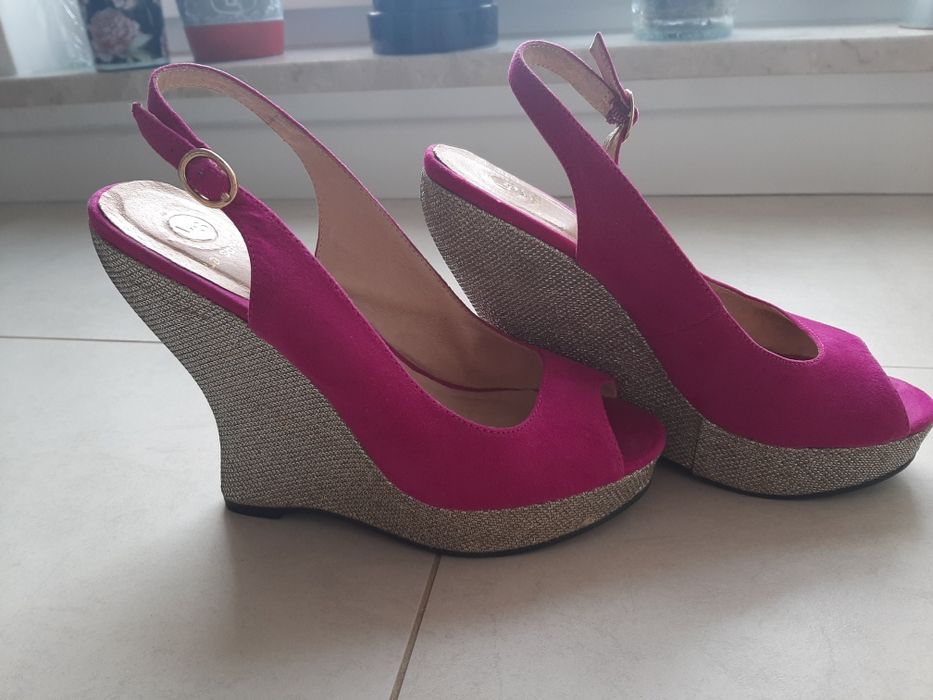 Buty na złotym zgrabnym koturnie