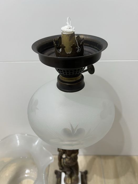 Figuralna lampa naftowa