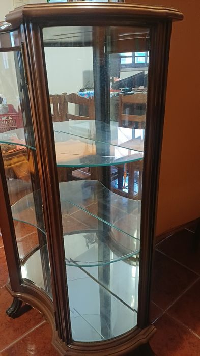 Cristaleira em cerejeira