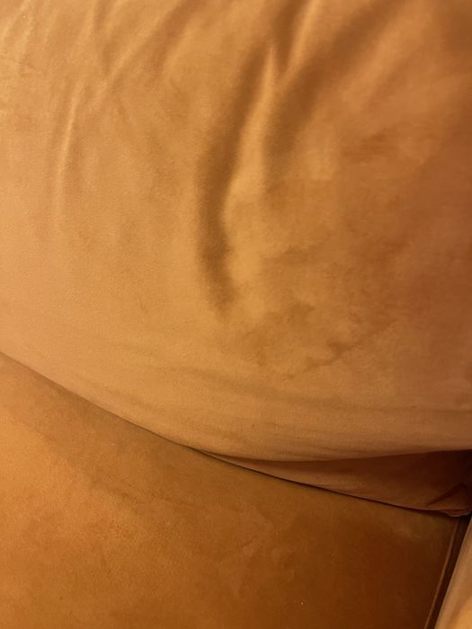 Sofa de 3 lugares em tom  “ferrugem claro”