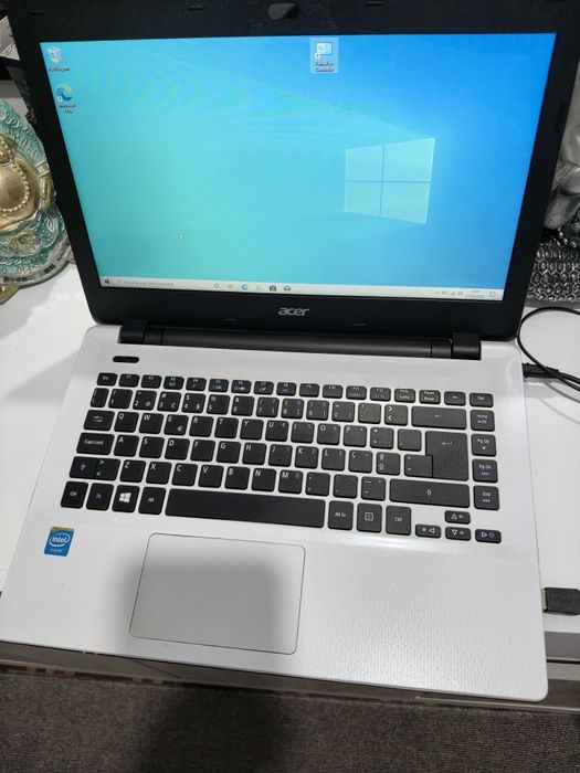 Vendo portátil Acer branco bem estimado como novo