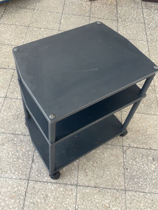 Mesa com rodas.