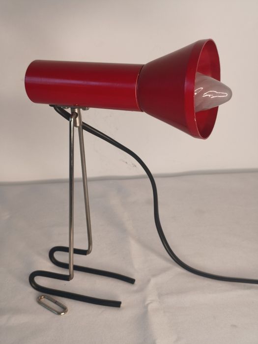 Lampa biurkowa PRL – AKA Typ 3140, czerwona, metalowa, Narva