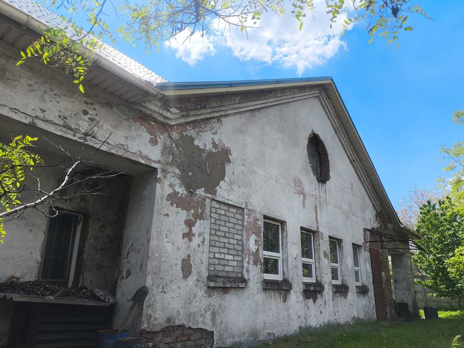 Продам комерційну будівлю з приватизованою земельною ділянкою