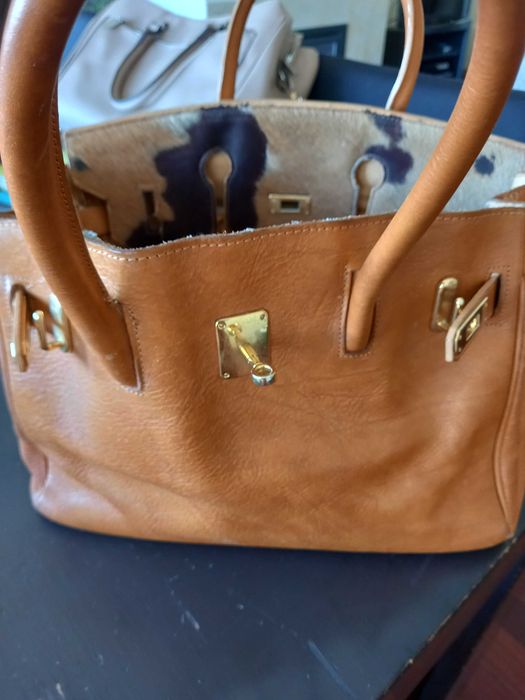 Carteira toda em pele, cor Camel com pele de vaca,como nova.