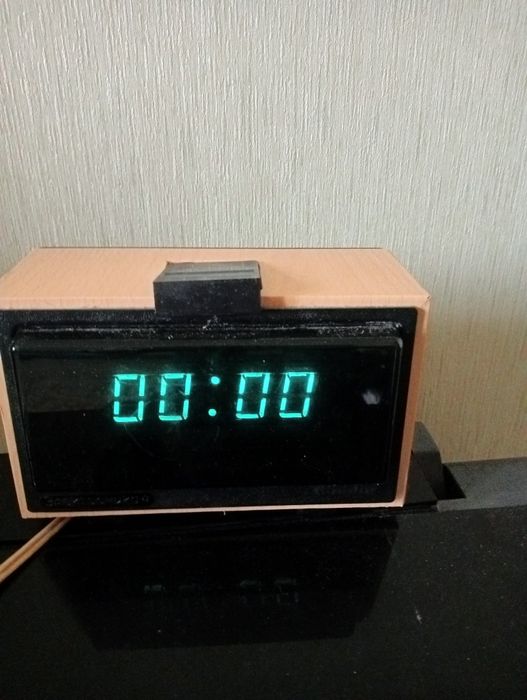 Годинник-будильник електронний