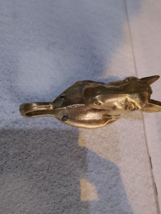 Peça de cavalo dourado