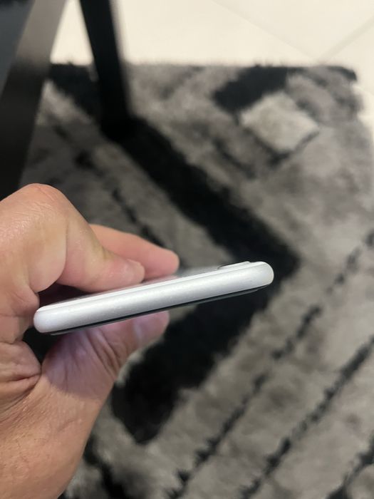 iPhone SE em outro estado