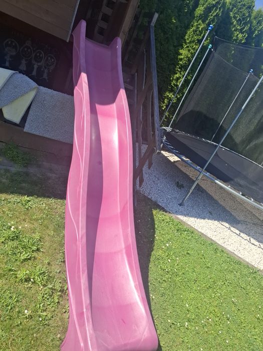 Zjeżdżalnia ogrodowa z zabawkami