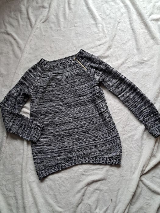 Casual sweter z złota nicią L