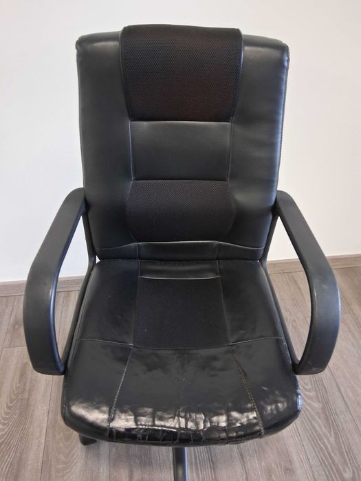 ID 57 - Vendo Cadeira escritório ergonómica com rodas com braços