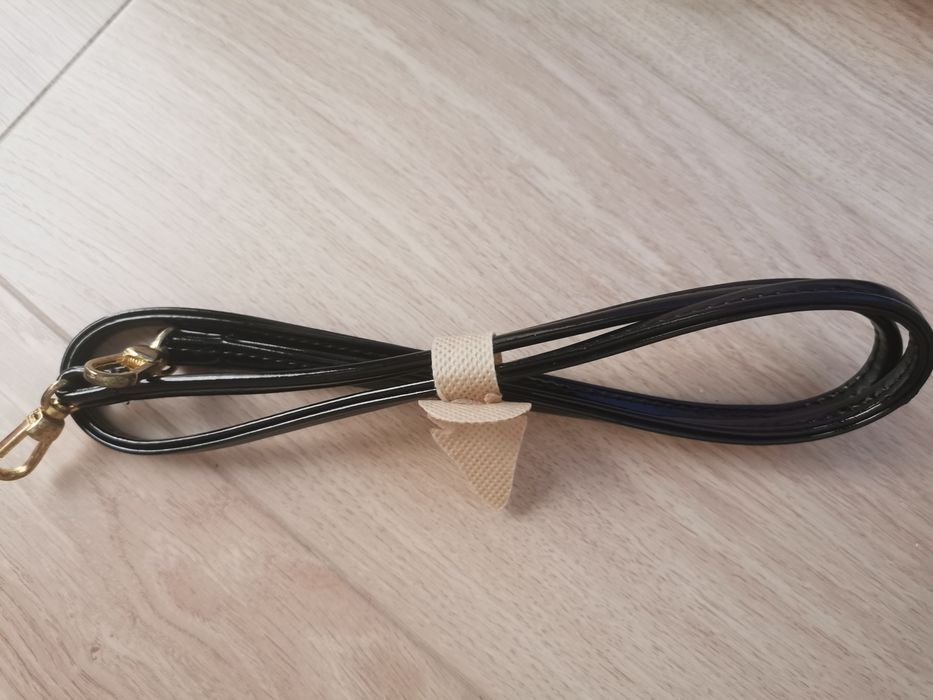 Czarny nowy lakierowany pasek do torebki, złote haczyki