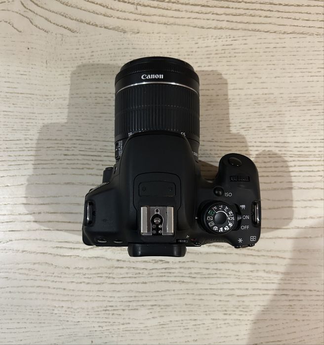 Canon EOS 700D з об'єктивом 18-55mm - повний комплект
