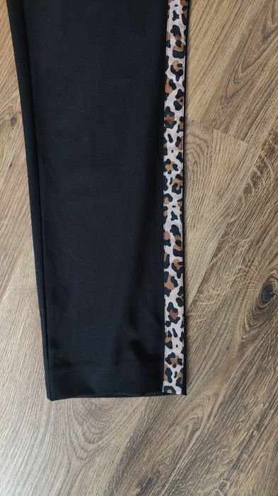 Spodnie materiałowe z lampasem Guess