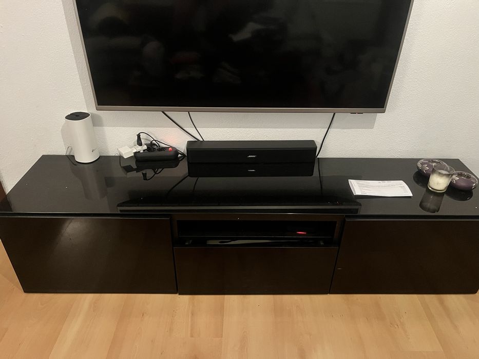 Movel para TV ikea - preto com vidro em cima