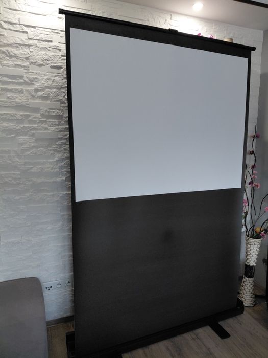 Przenośny ekran projekcyjny