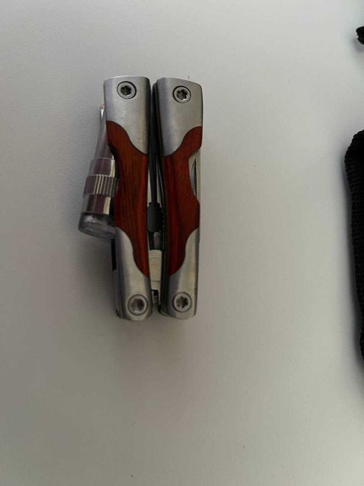 Multitool narzędzie wielofunkcyjne z latarką i etui