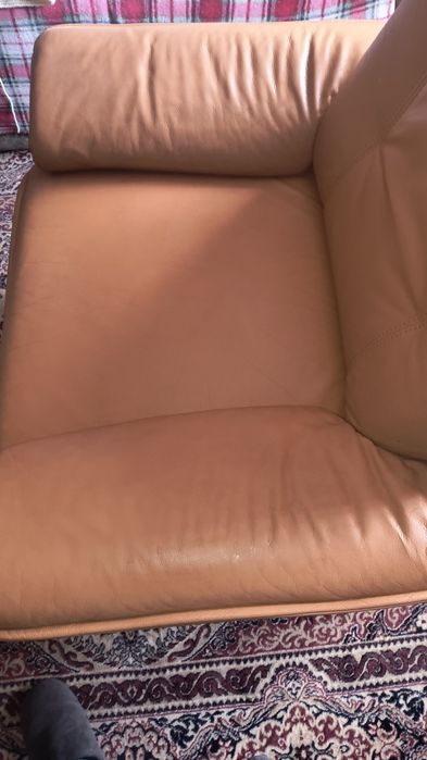 Крісло шкіряне з пуфом