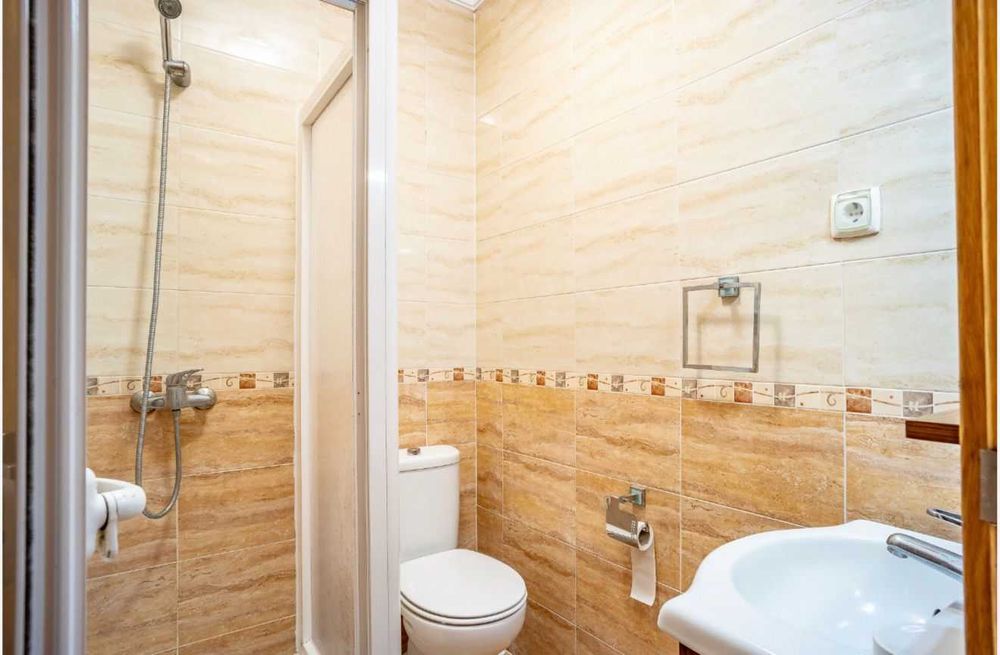 Quarto c/ WC priva. Monte da Caparica - Perto de Faculdades FCT e Egas