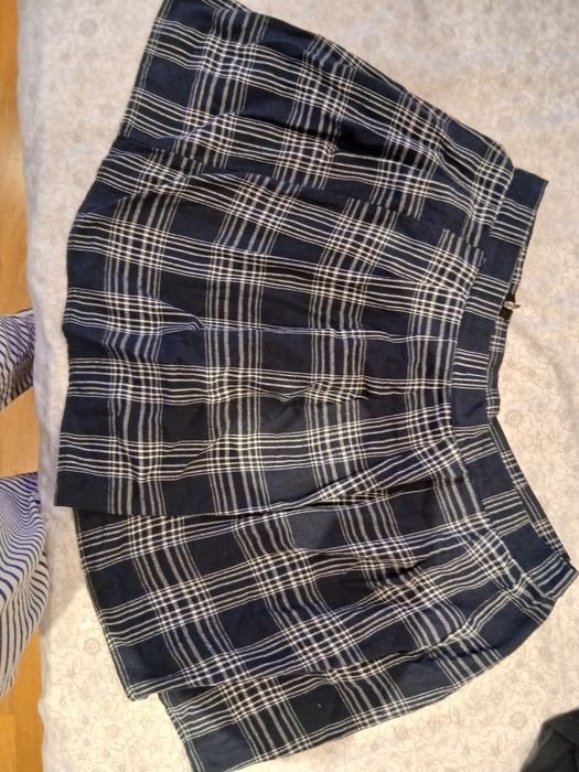 Lote de 24 peças de roupa de mulher – M/L